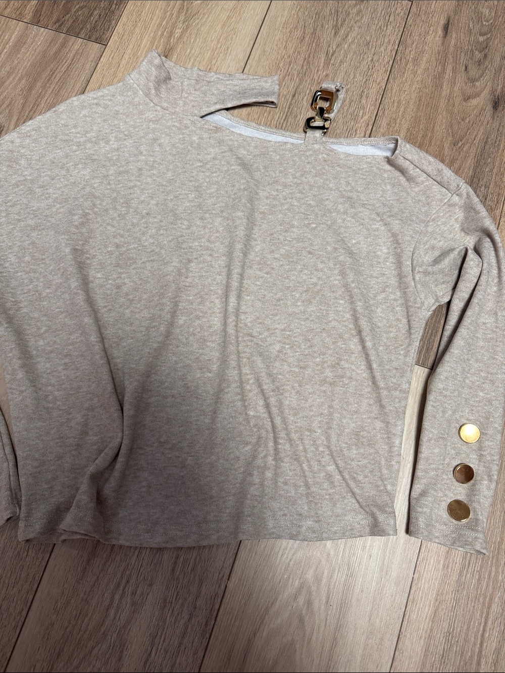 Chic me NWOT S  Beige Cold-Shoulder Knit Top GOLD HARDWARE Button Detail SWEATER